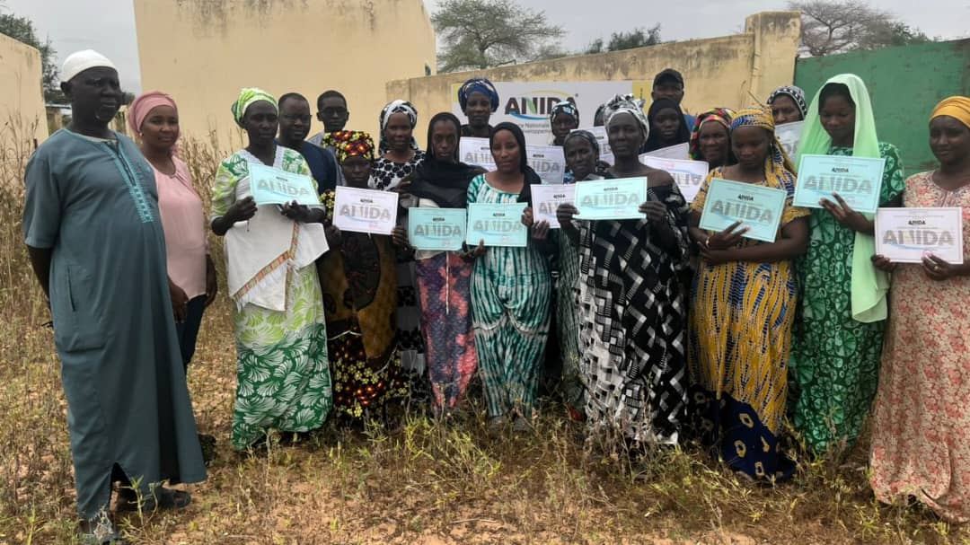 Groupe de producteurs formés, certificats en main
